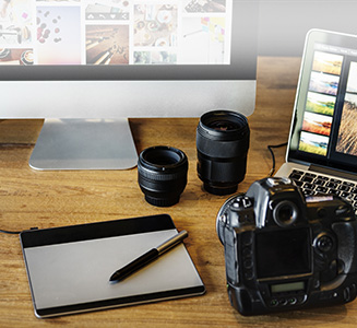 Kamera Desktop Pc Grafiktablet und Objektive auf Tisch