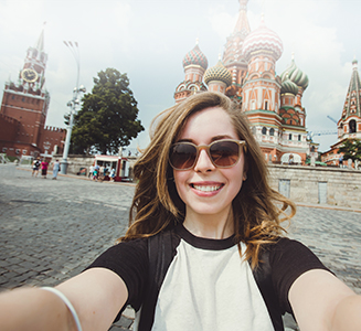 Frau mit Sonnenbrille in Moskau vor Basilius Kathedrale