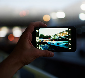 Mann hält Smartphone und schießt Foto
