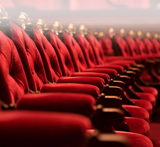 Rote Stuhlreihen im Theater