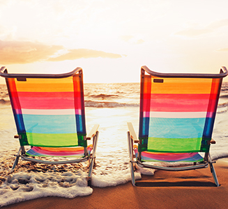 2 Liegestühle am Strand mit Sonnenuntergang