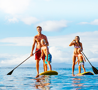Familie mit Paddeln auf Boards im Wasser